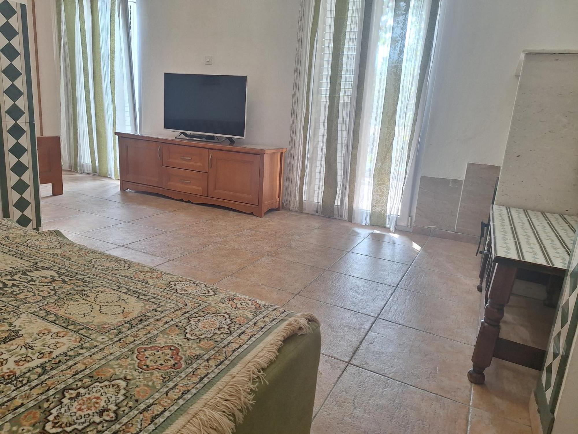 на вилле с бассейном и паркингом Apartment