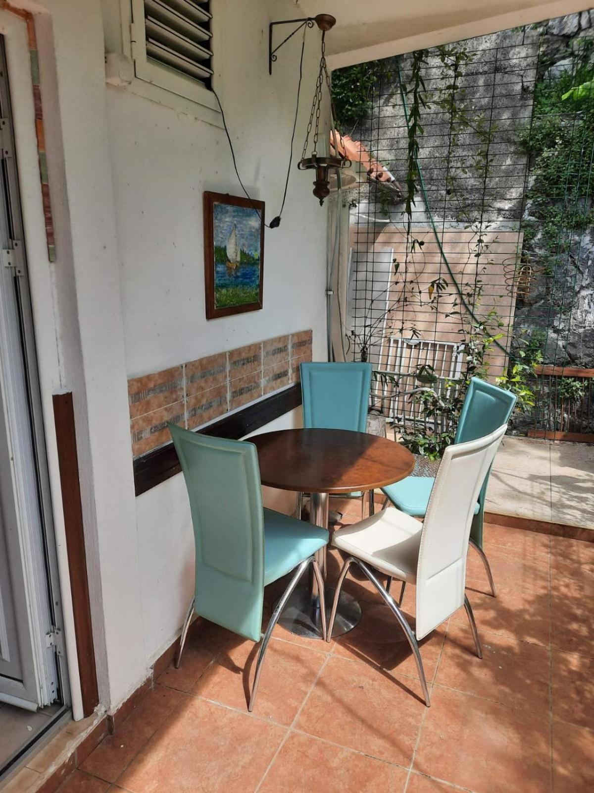 на вилле с бассейном и паркингом Apartment Budva
