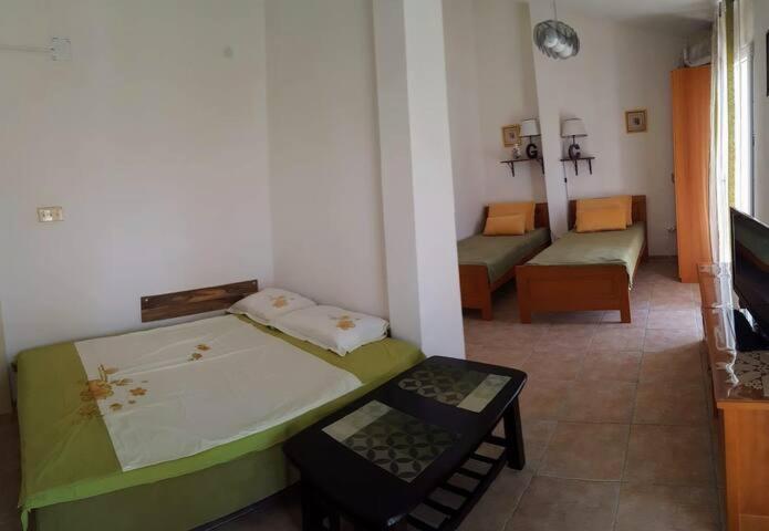 на вилле с бассейном и паркингом Apartment